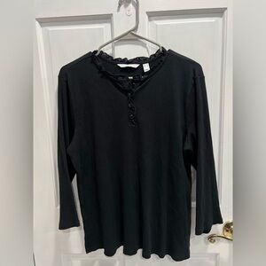 ISAAC MIZRAHI LIVE Black Ribbed Ruffled Neckline Top Blouse SZ MEDIUM Pre Loved